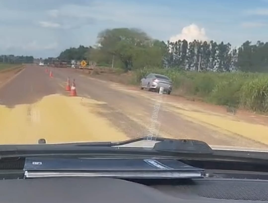 Soja esparramada na BR-158 entre Água Boa e Canarana exige atenção dos motoristas