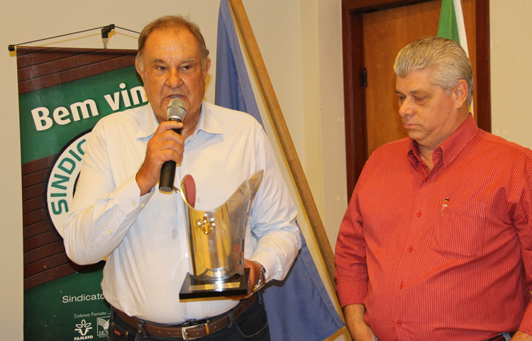 Lércio Fassoni recebeu do sistema Famato o prêmio Luiz Alfeu, em reconhecimento por seu trabalho à frente do Sindicato Rural