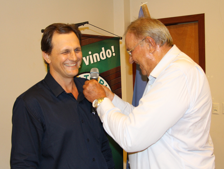 Laércio Fassoni coloca o Pin no Presidente empossado Antônio Fernandes de Mello