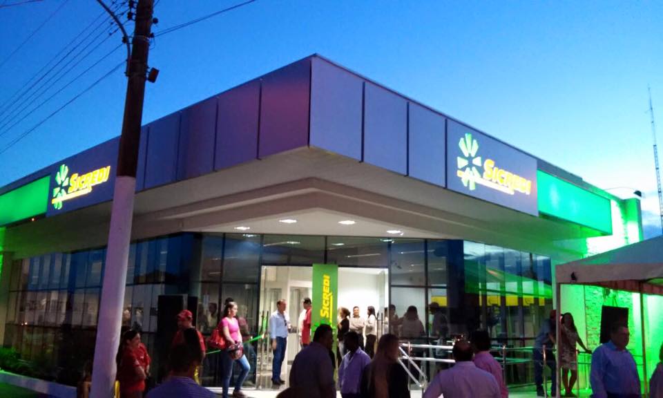 Unidade de Atendimento da Sicredi Araxingu em Nova Xavantina na noite de inauguração.