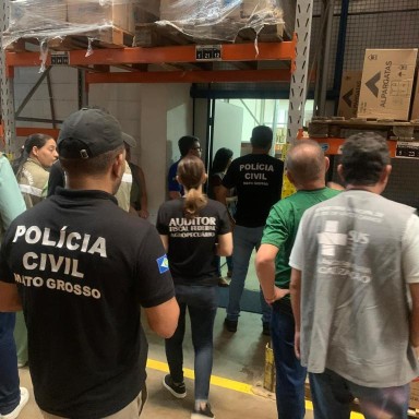 Polícia Civil e Mapa fiscalizam distribuidora de Várzea Grande e retêm mais de 7 mil whiskies com suspeita de adulteração