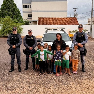 Crianças da EMEB Pingo D’Água visitam o Quartel da Polícia Militar em Querência