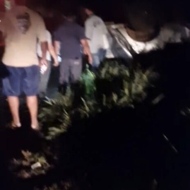 Grave acidente entre caminhonete e ônibus deixa uma pessoa morta próximo ao Posto Rei da Estrada - veja video